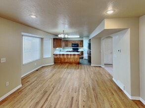 3750 Suffolk Cir in West Valley City, UT - Foto de edificio - Building Photo