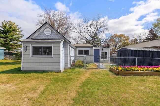 1935 Maddy Ln in Keego Harbor, MI - Building Photo - Building Photo