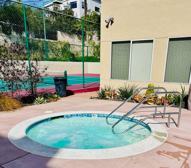 3460 S Centinela Ave, Unit 205 in Los Angeles, CA - Foto de edificio - Building Photo