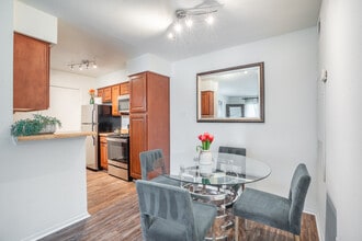 Village by the Sea in Galveston, TX - Foto de edificio - Interior Photo