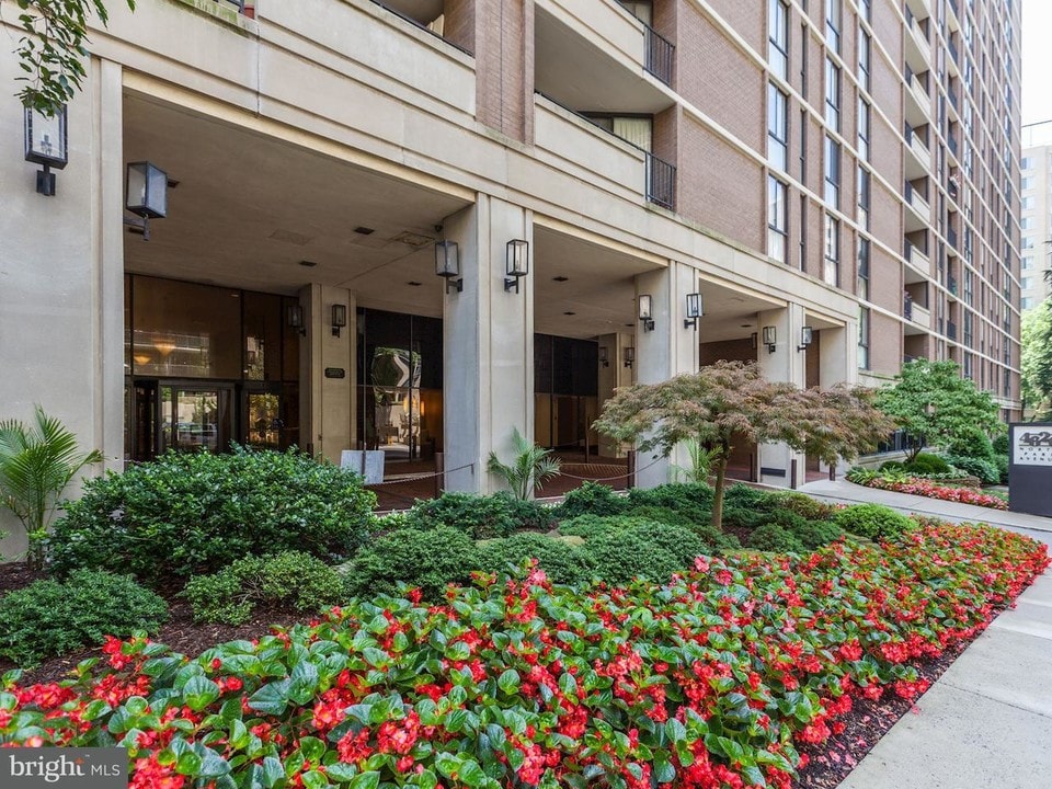 4620 N Park Ave in Chevy Chase, MD - Foto de edificio