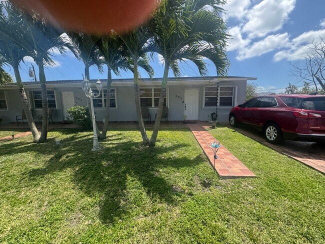 401 SW 78th Pl in Miami, FL - Foto de edificio - Building Photo