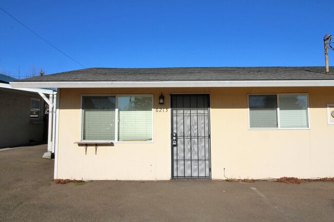 6213-6217 SE Fern Ave, Unit 6213 in Portland, OR - Building Photo - Building Photo