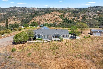 8729 Clearwater Rd in Fallbrook, CA - Building Photo - Building Photo