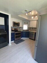 1025 Kelsey Ave in Oviedo, FL - Foto de edificio - Building Photo