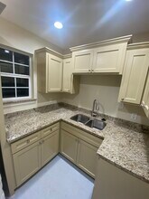 188 Duck Pond Rd, Unit 2 in Lytle, TX - Foto de edificio - Building Photo