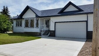 5007-5045 45 St in Innisfail, AB - Building Photo