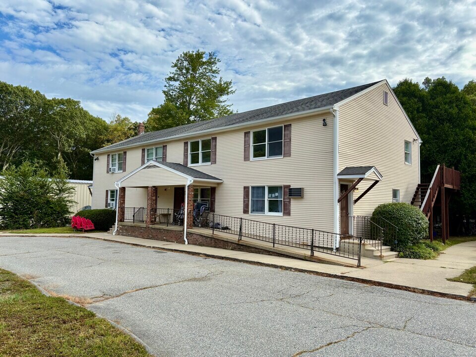 14 Fairway Dr in Ledyard, CT - Building Photo