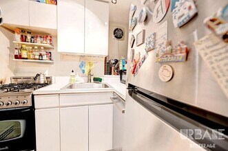 35 Grove St in New York, NY - Building Photo - Building Photo