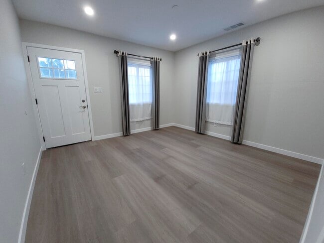 2203 Maricopa St in Torrance, CA - Foto de edificio - Building Photo