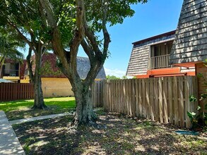 285 Arabian Rd in Palm Springs, FL - Building Photo - Building Photo