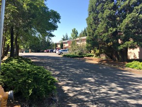 Bettis Apartments in Roseburg, OR - Foto de edificio - Building Photo