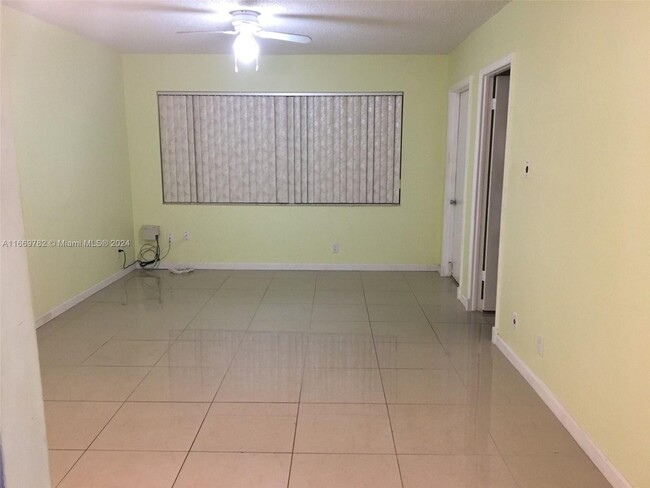 212 Lake Frances Dr in West Palm Beach, FL - Building Photo - Building Photo