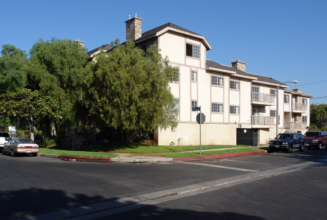 5301 W 99th Pl in Los Angeles, CA - Building Photo