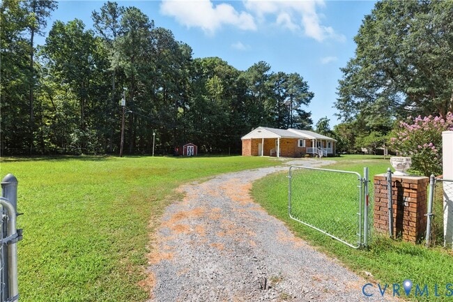 2111 Clary Rd in Petersburg, VA - Foto de edificio - Building Photo
