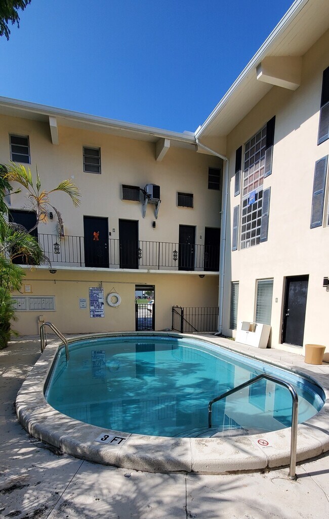 42 Navarre Ave in Coral Gables, FL - Building Photo - Building Photo