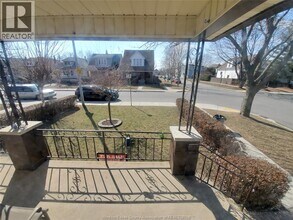 1102 HALL in Windsor, ON - Foto de edificio - Building Photo