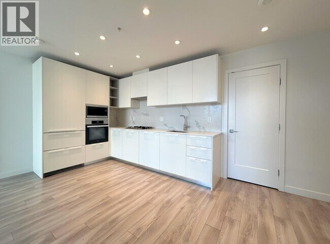 6699 Dunblane Ave in Burnaby, BC - Building Photo - Building Photo