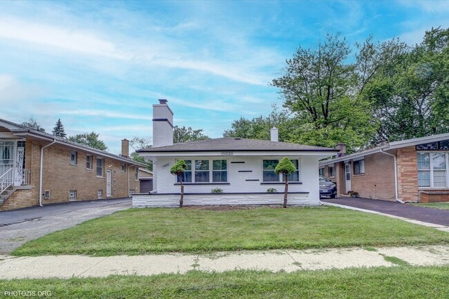 property at 15020 Oak St