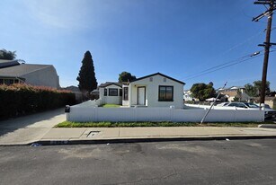 2404 Morningside St in San Diego, CA - Building Photo