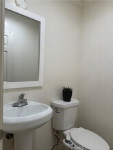 2121 S Camino St, Unit D in Anaheim, CA - Foto de edificio - Building Photo