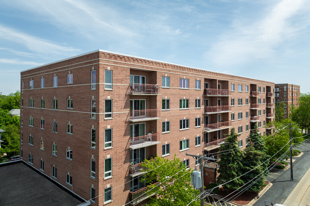 Park Laurel in Des Plaines, IL - Building Photo