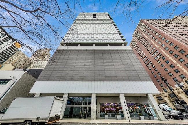 550 N St Clair St in Chicago, IL - Building Photo - Building Photo