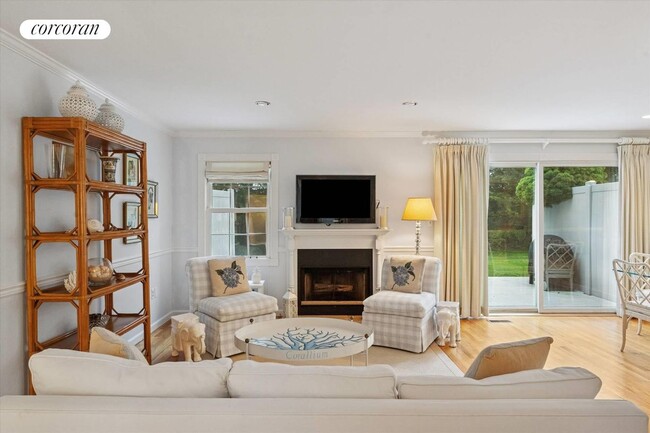 7 Brittany Ln in Westhampton Beach, NY - Building Photo - Building Photo