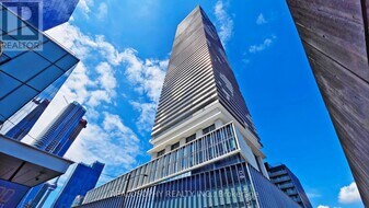 138 Downes St in Toronto, ON - Building Photo