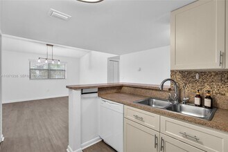 9785 Nob Hill Ct in Sunrise, FL - Building Photo - Building Photo