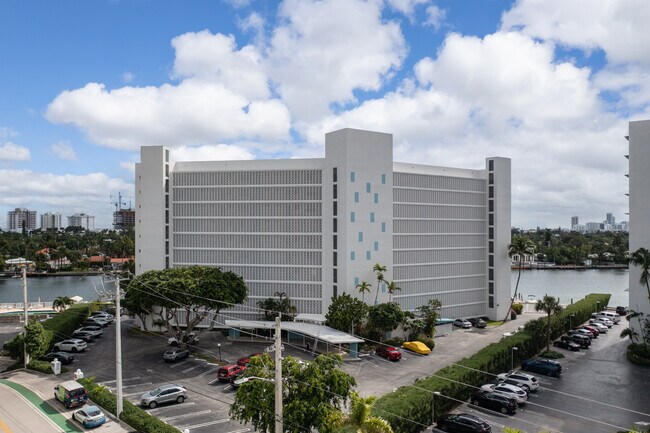 Mediterranean Apartments in Bay Harbor Islands, FL - Foto de edificio - Building Photo