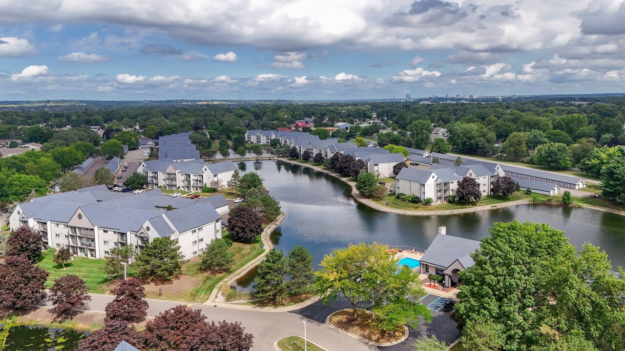 Waterchase Apartments in Wyoming, MI - Building Photo