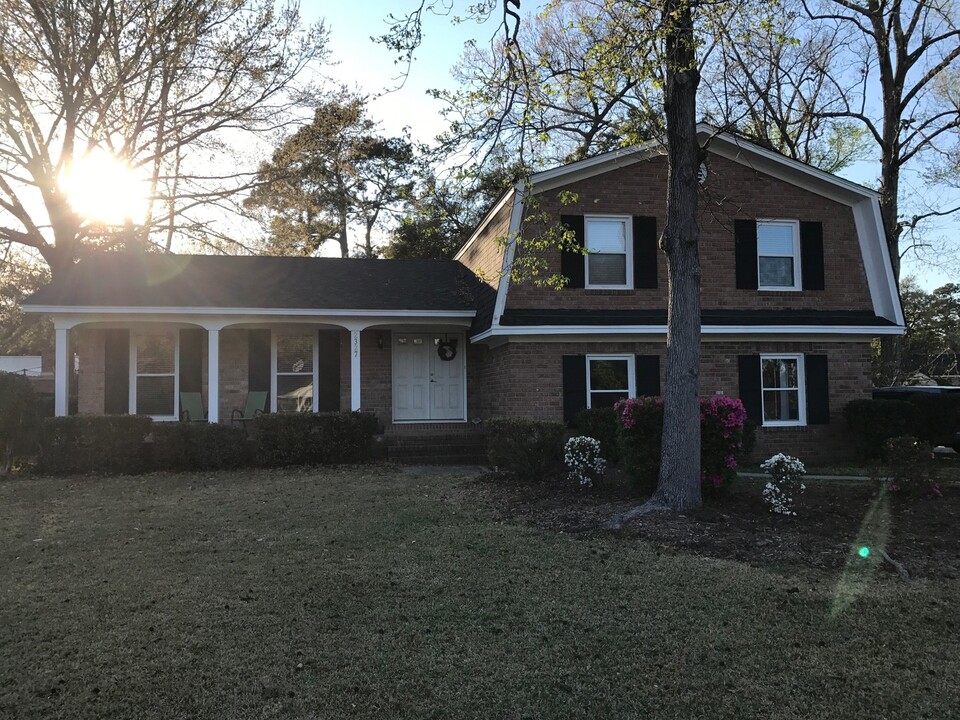2327 W Palmer Dr in Charleston, SC - Building Photo