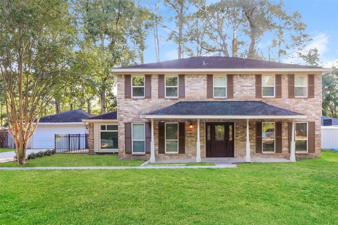 647 Mosswood Dr in Conroe, TX - Foto de edificio