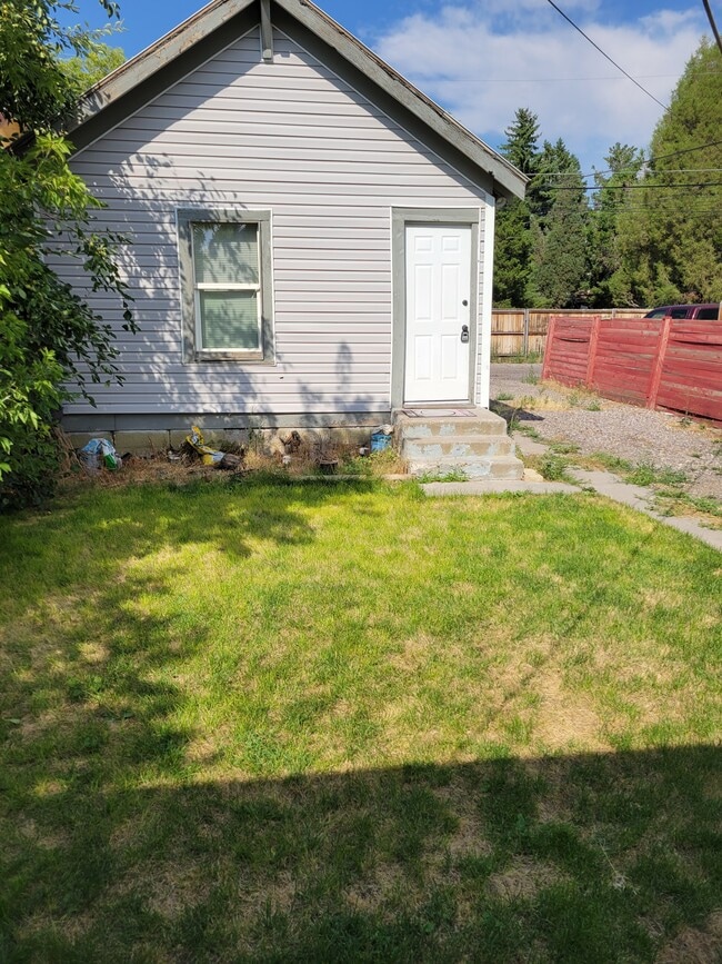 558 N Grant Ave, Unit B in Pocatello, ID - Foto de edificio - Building Photo