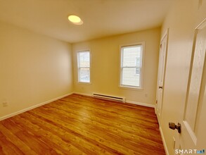 70 Lindley St in Bridgeport, CT - Foto de edificio - Building Photo