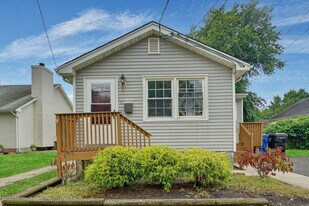 16 Krueger Pl in Middletown, NJ - Building Photo