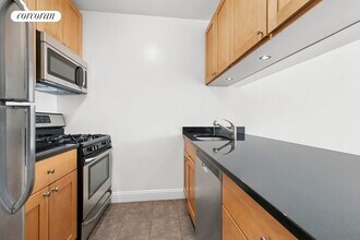 350 W 50th St in New York, NY - Building Photo - Building Photo