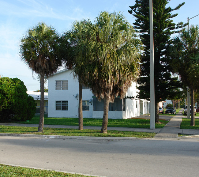 17110 NE 20th Ave in Miami, FL - Foto de edificio - Building Photo