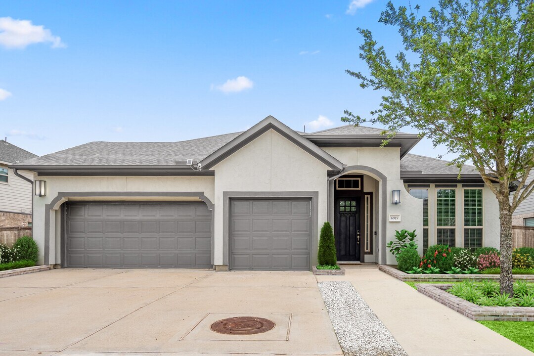 6919 Red Oak Dr in Katy, TX - Building Photo