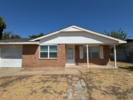 4625 SW I Ave in Lawton, OK - Building Photo