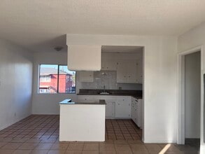 8129 Otis St, Unit Apt. E in South Gate, CA - Foto de edificio - Building Photo