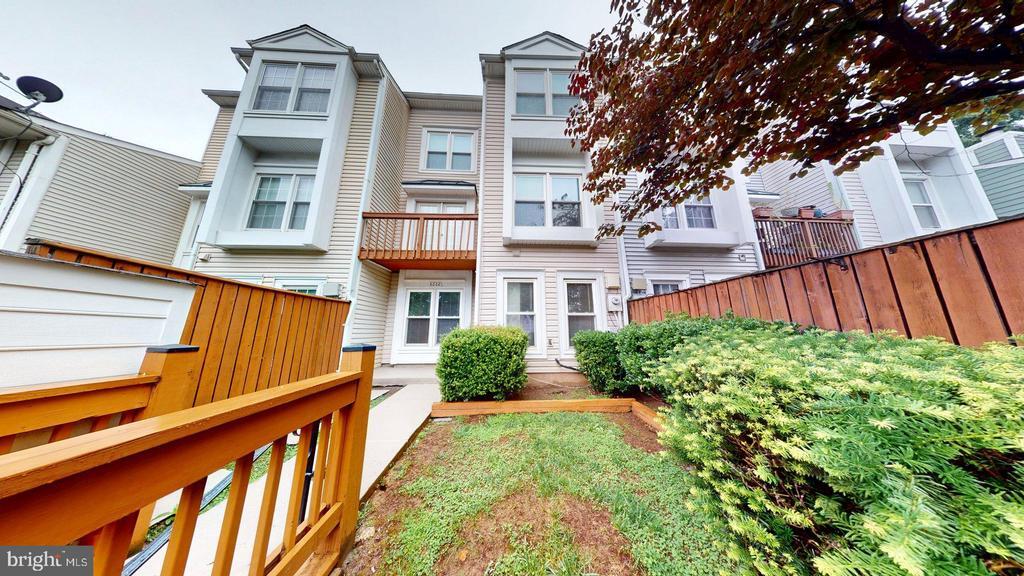 6008 Chestnut Hollow Ct in Centreville, VA - Building Photo
