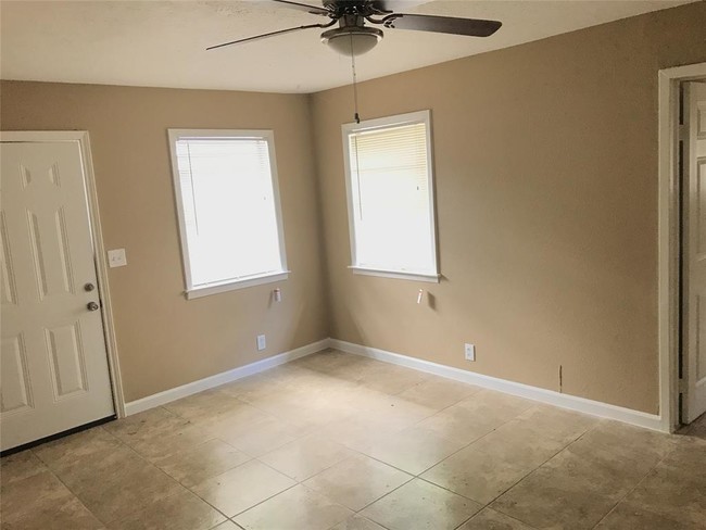 7425 W Temperance Ln in Deer Park, TX - Foto de edificio - Building Photo