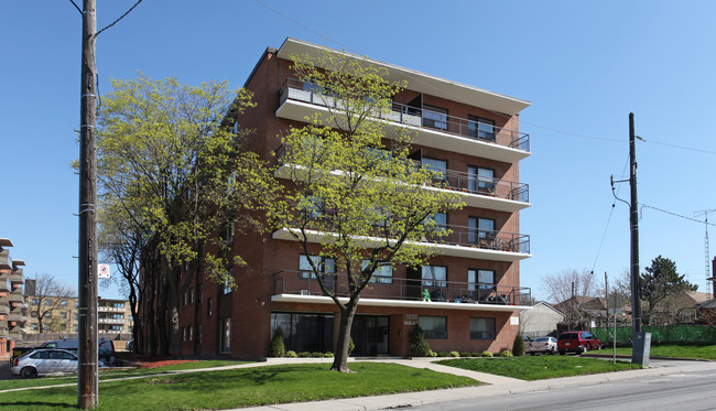 1090 Roselawn Ave in Toronto, ON - Building Photo - Building Photo