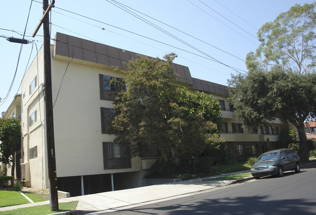 705 N Monterey St in Alhambra, CA - Foto de edificio - Building Photo