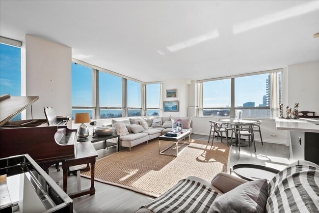 5701 N Sheridan Rd in Chicago, IL - Foto de edificio - Building Photo