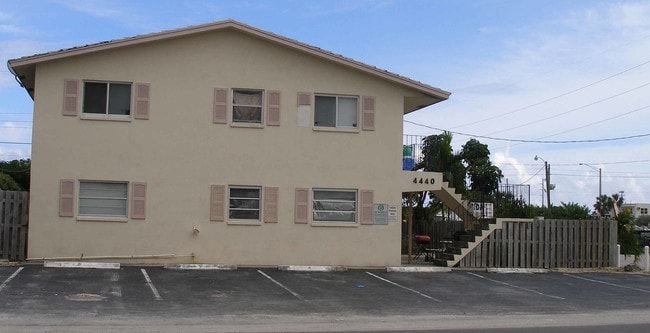 4440 NE 1st Ter in Oakland Park, FL - Foto de edificio - Building Photo