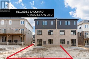 32 Wagon Ln in Barrie, ON - Building Photo