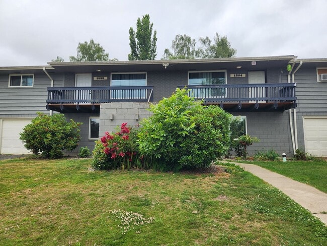 property at 1580-1584 SW Thomsen Ave